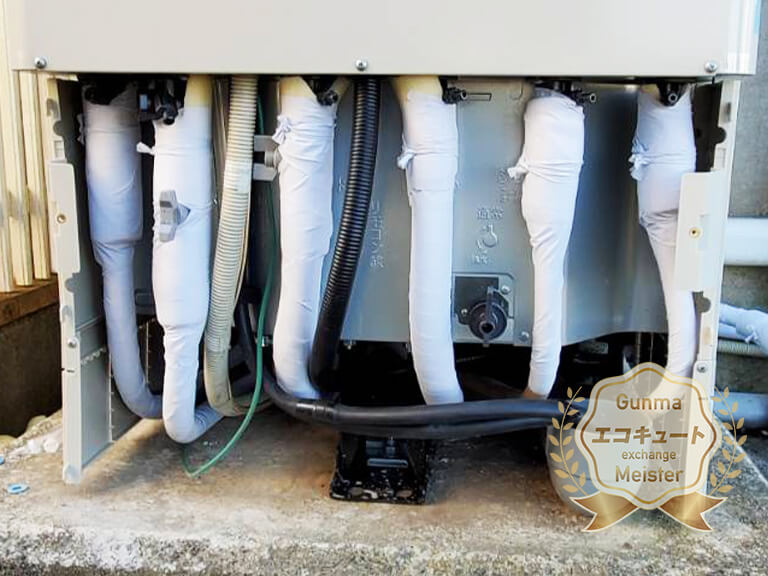 群馬県太田市T様⑥凍結防止のため、給湯配管、給水配管、ヒートポンプ配管も根本から断熱材をしっかり巻きつけて保護してあります。